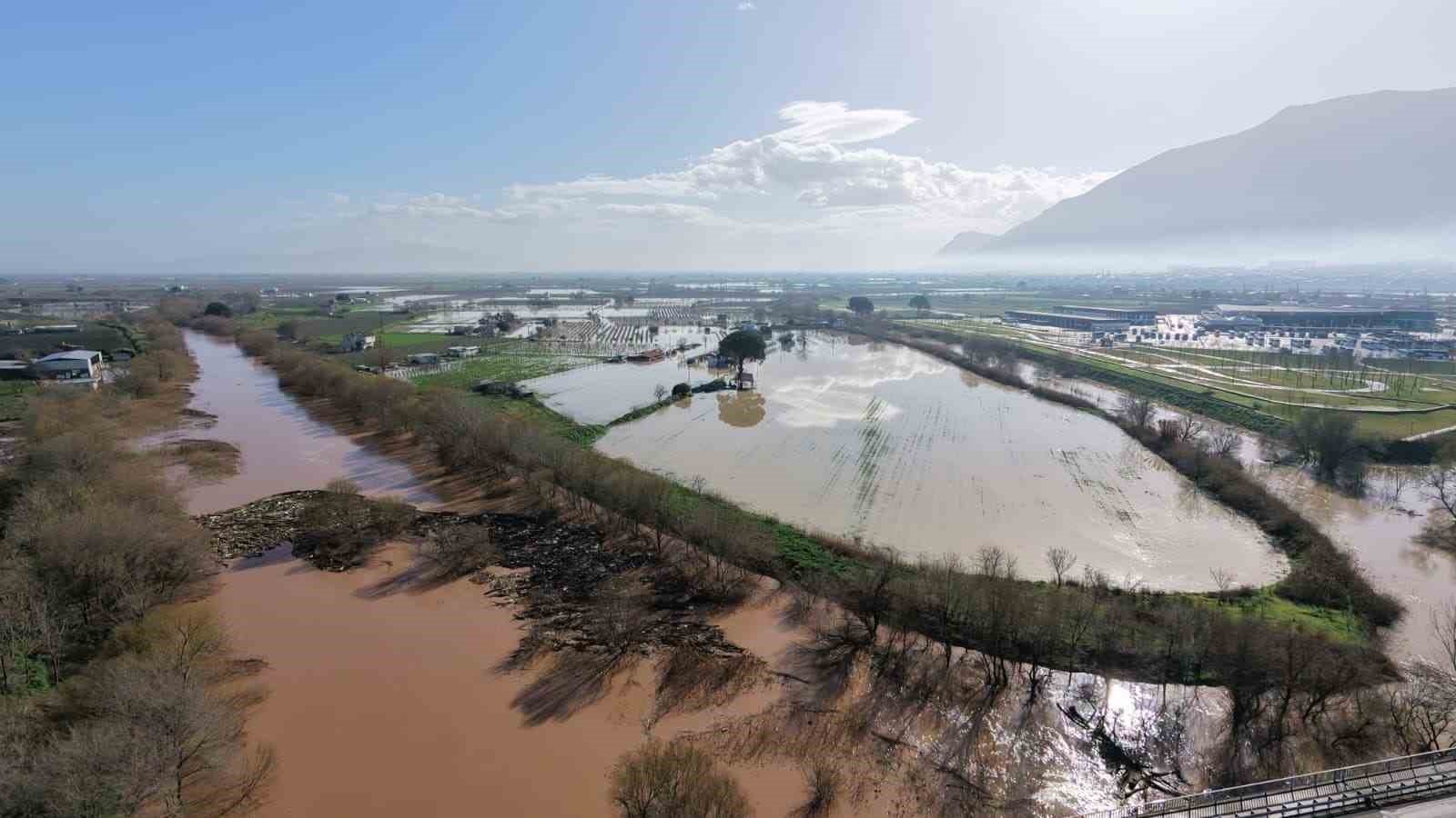 Adımla geçilen nehir taştı
