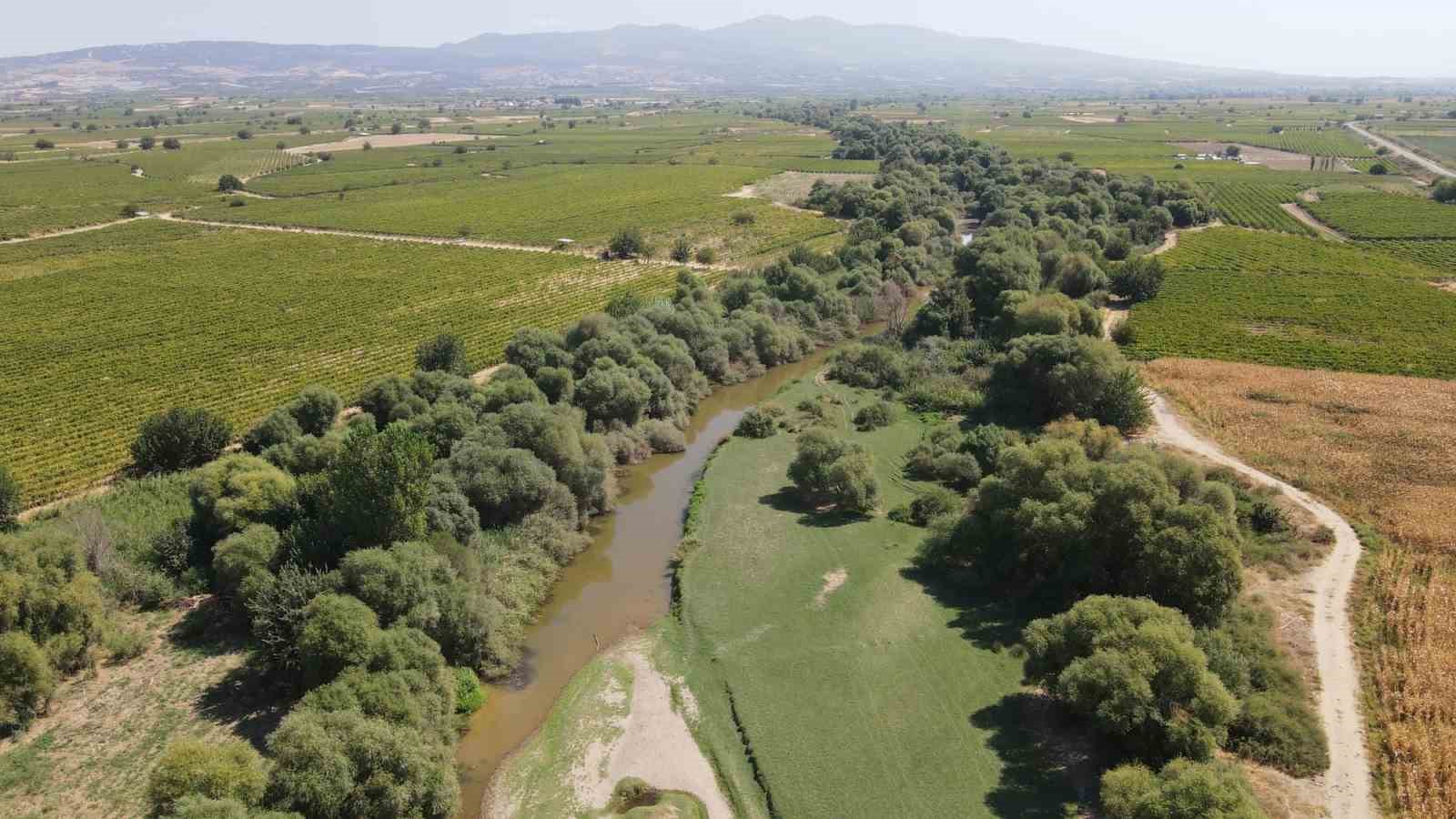 Adımla geçilen nehir taştı
