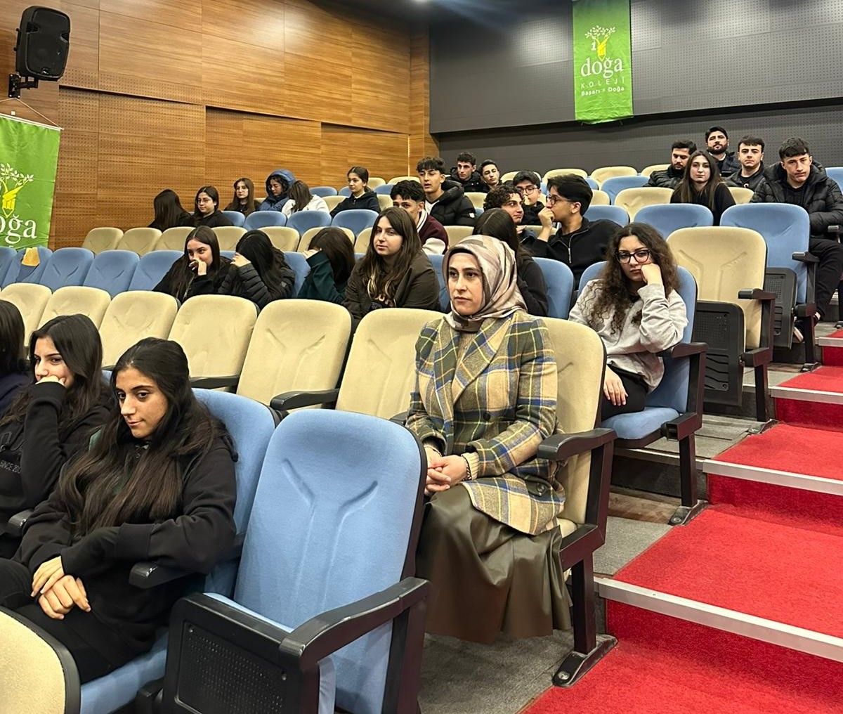 Adıyaman Doğa Koleji mezunlarından öğrencilere yol gösterici söyleşi
