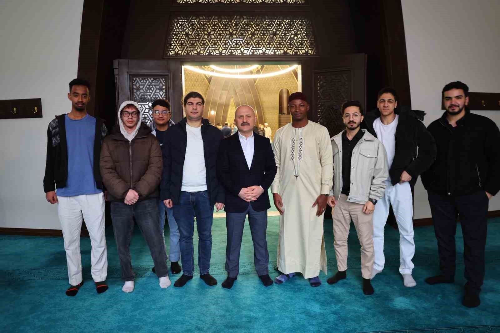 Adıyaman’da bayram namazı sonrası protokol vatandaşlarla bayramlaştı
