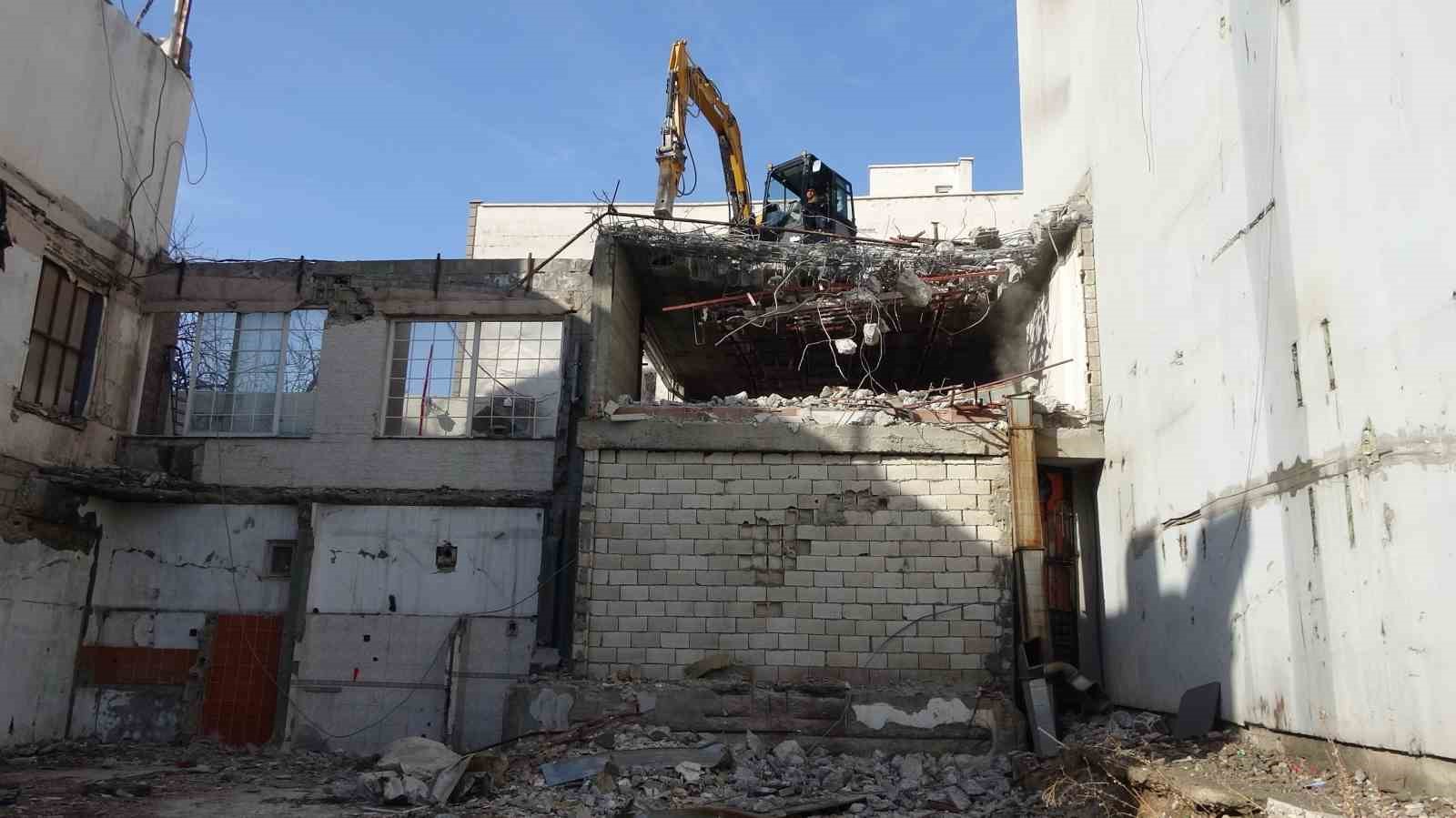 Adıyaman’da binalar daha güvenli şekilde yıkılıyor
