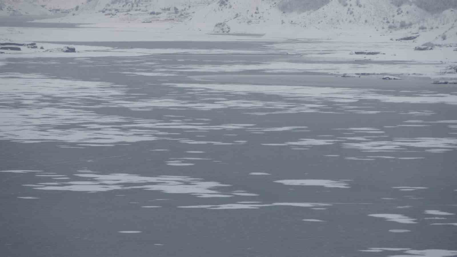 Adıyaman’da Çat Barajı’nın yüzeyi buz tuttu
