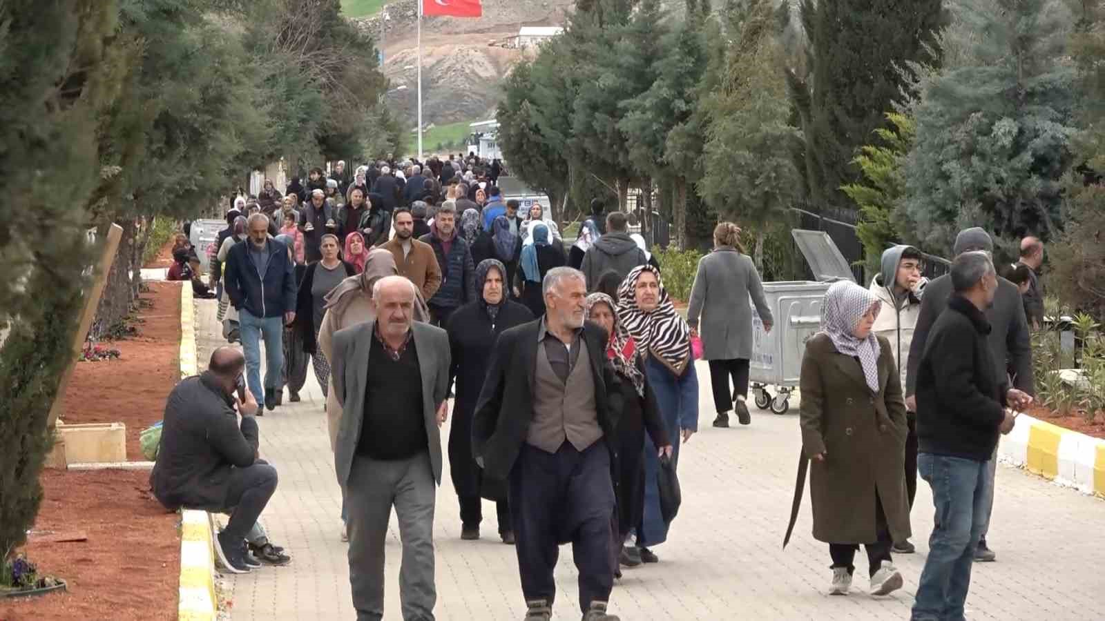 Adıyaman’da deprem şehitliğine bayram ziyareti
