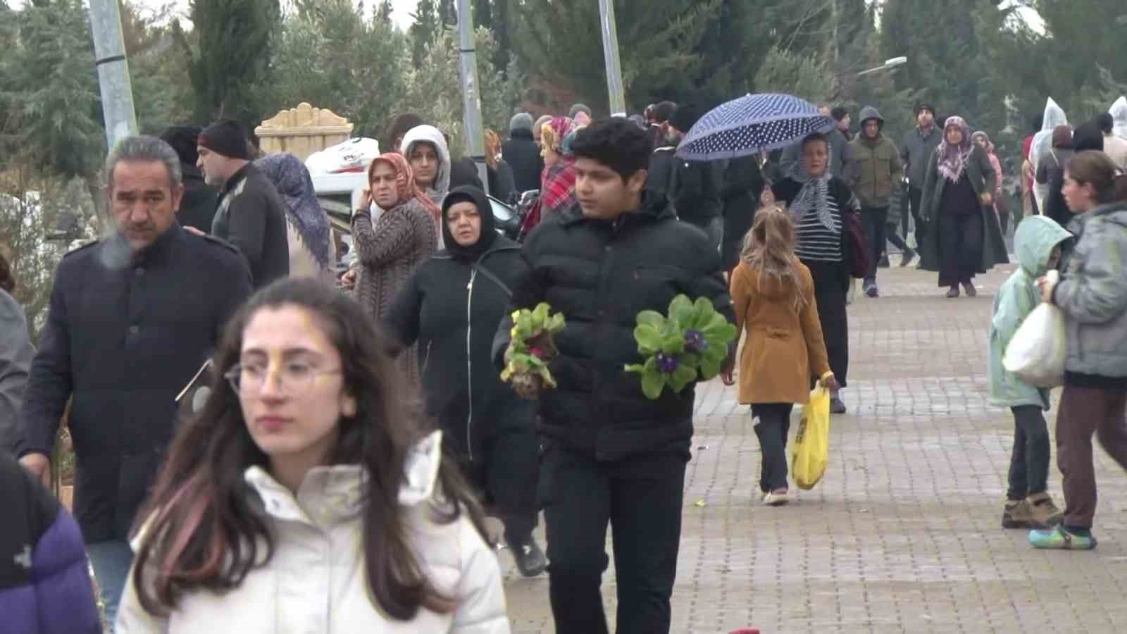 Adıyaman’da deprem şehitliğine duygusal ziyaret
