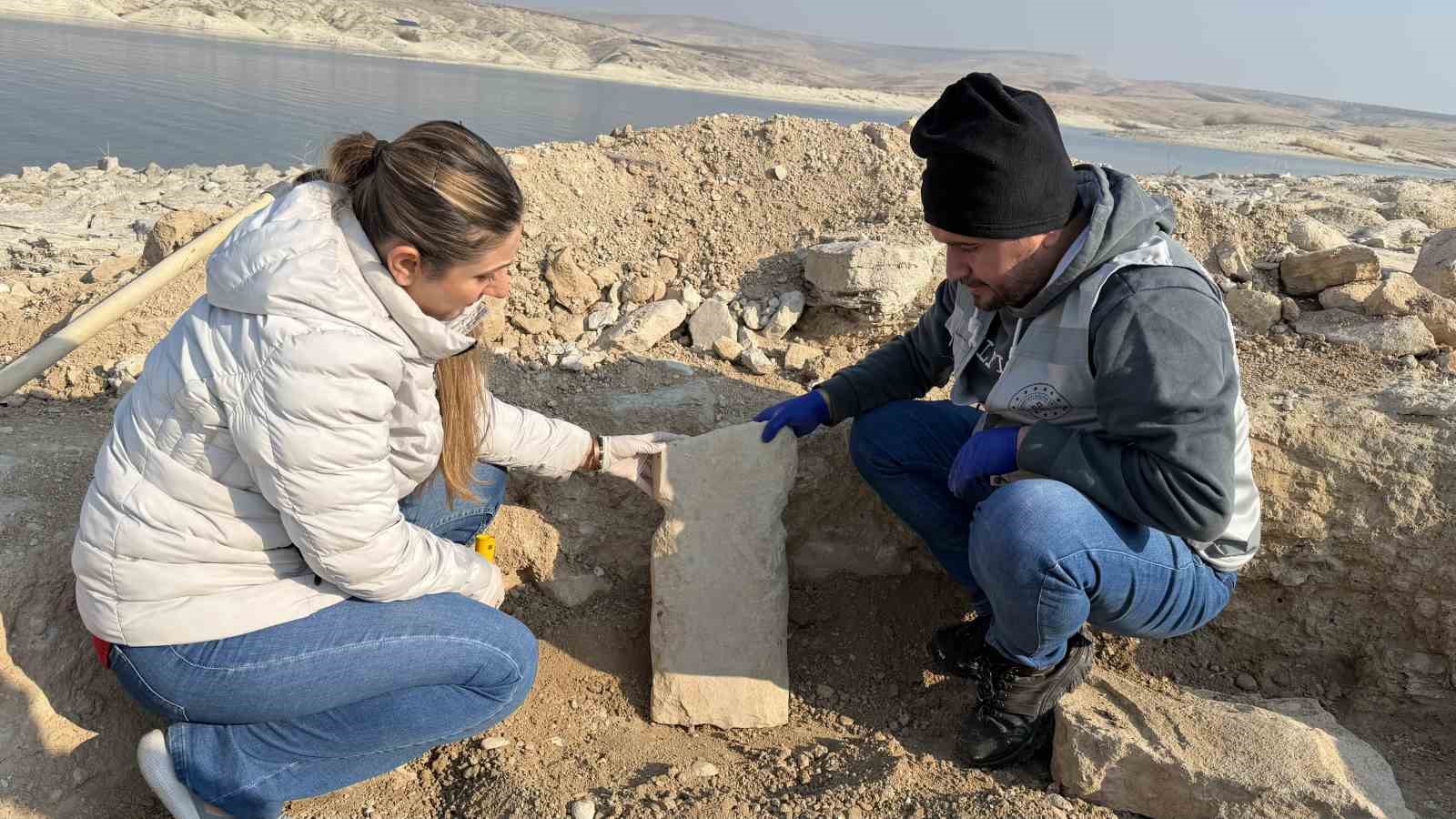 Adıyaman’da, Göbeklitepe’deki ‘T’ şekilli taşların benzeri ortaya çıktı
