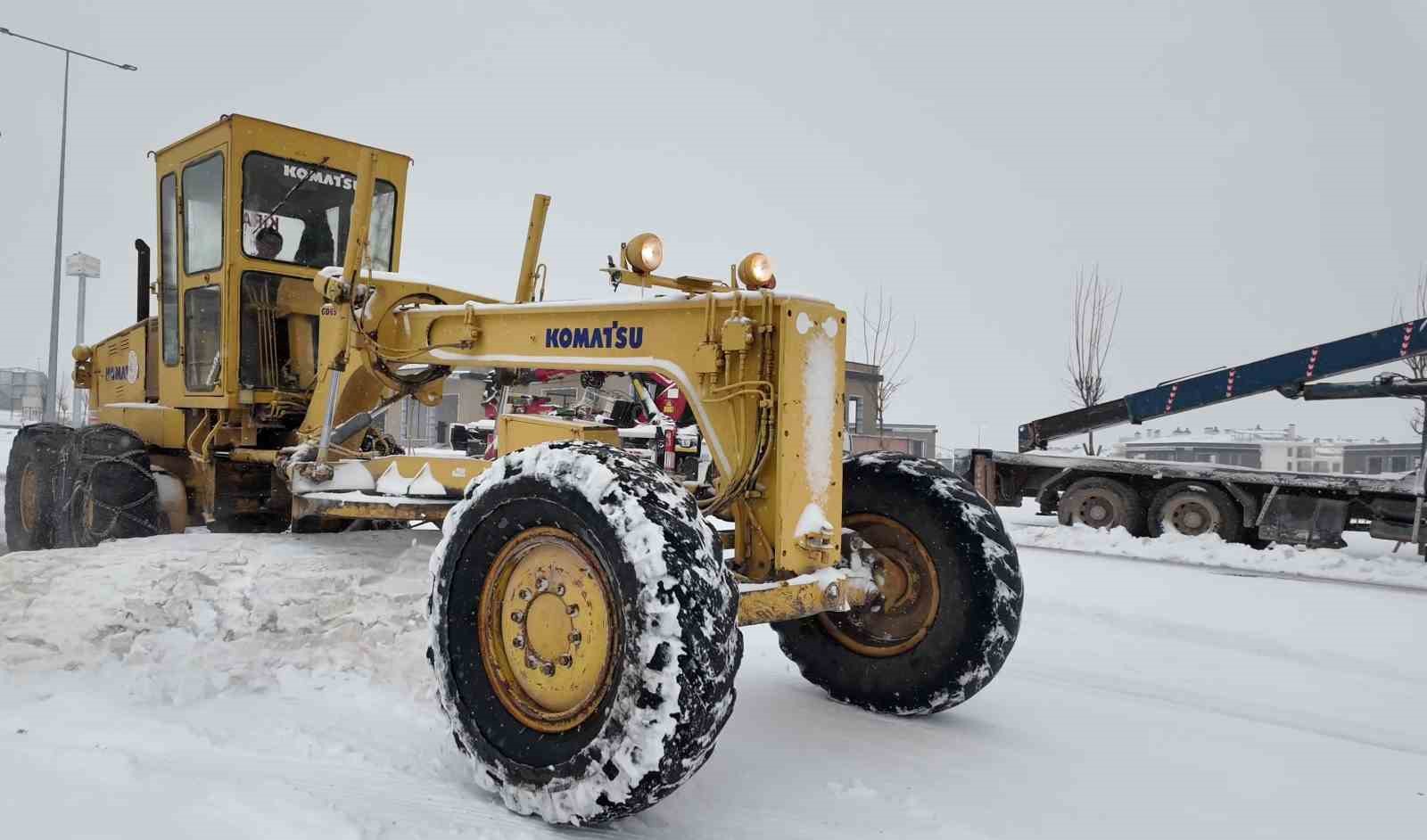 Adıyaman’da karla mücadele çalışmaları devam ediyor
