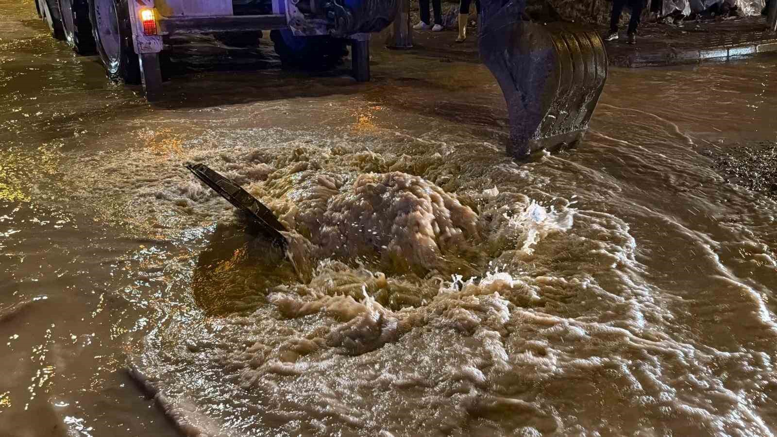 Adıyaman’da kuvvetli yağış sele neden oldu, araçlar mahsur kaldı
