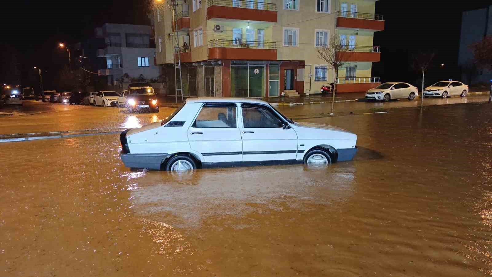 Adıyaman’da kuvvetli yağış sele neden oldu, araçlar mahsur kaldı
