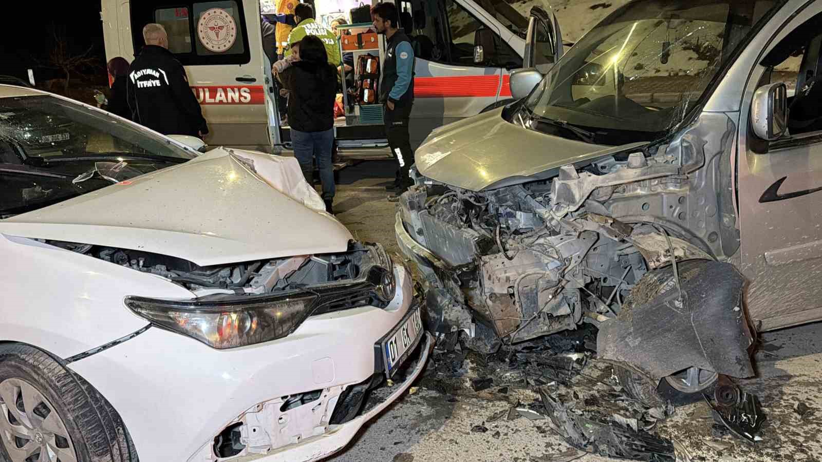 Adıyaman’da otomobil ile hafif ticari araç çarpıştı: 3 yaralı

