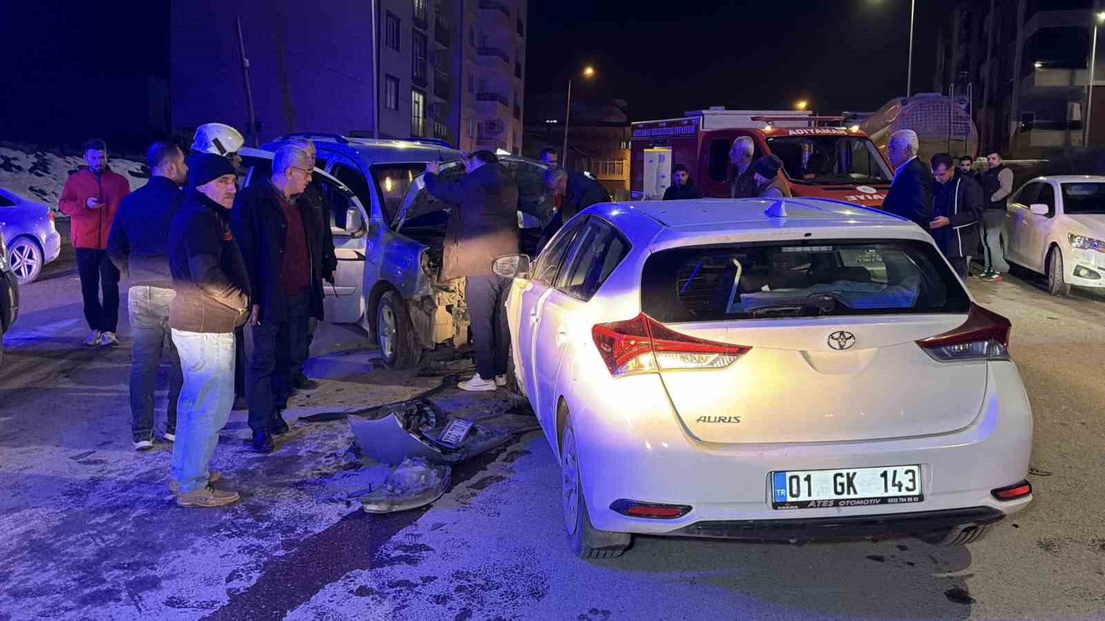 Adıyaman’da otomobil ile hafif ticari araç çarpıştı: 3 yaralı
