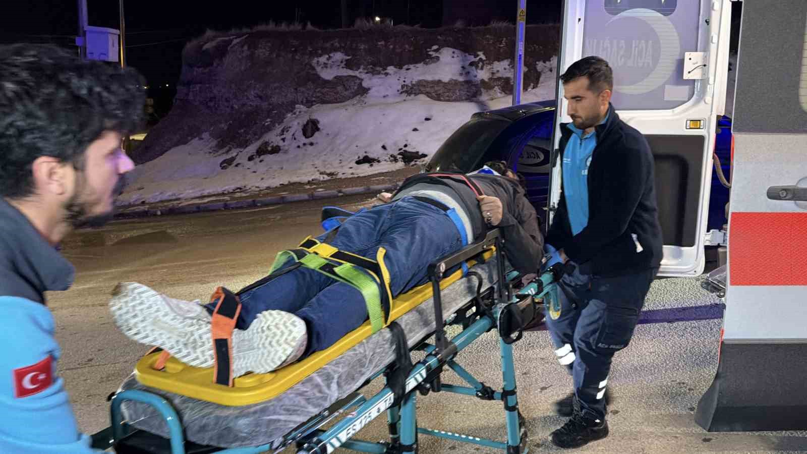 Adıyaman’da otomobil ile hafif ticari araç çarpıştı: 3 yaralı
