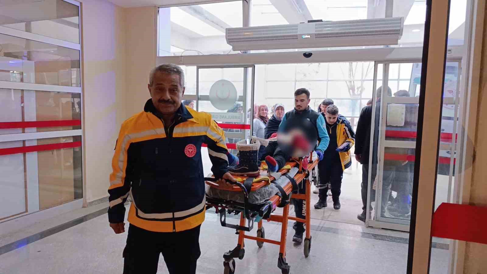 Adıyaman’da otomobil şarampole devrildi: 5 yaralı
