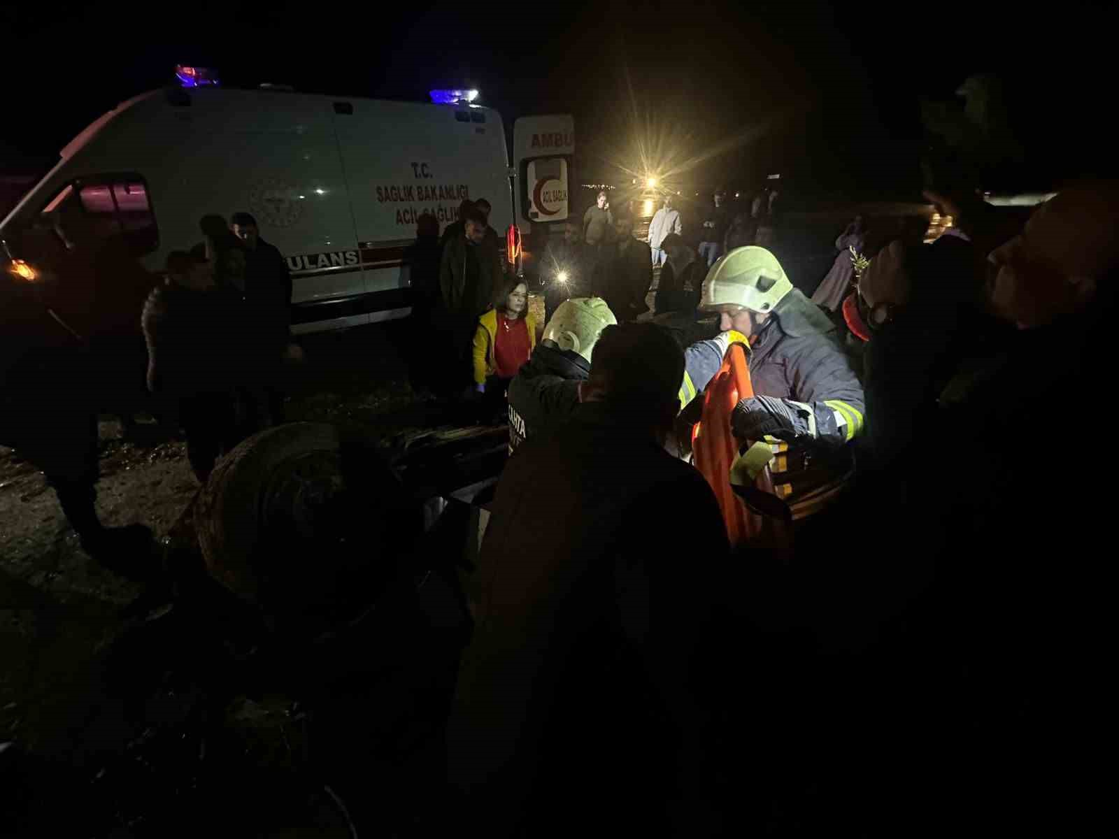 Adıyaman’da otomobil şarampole yuvarlandı: 2 yaralı
