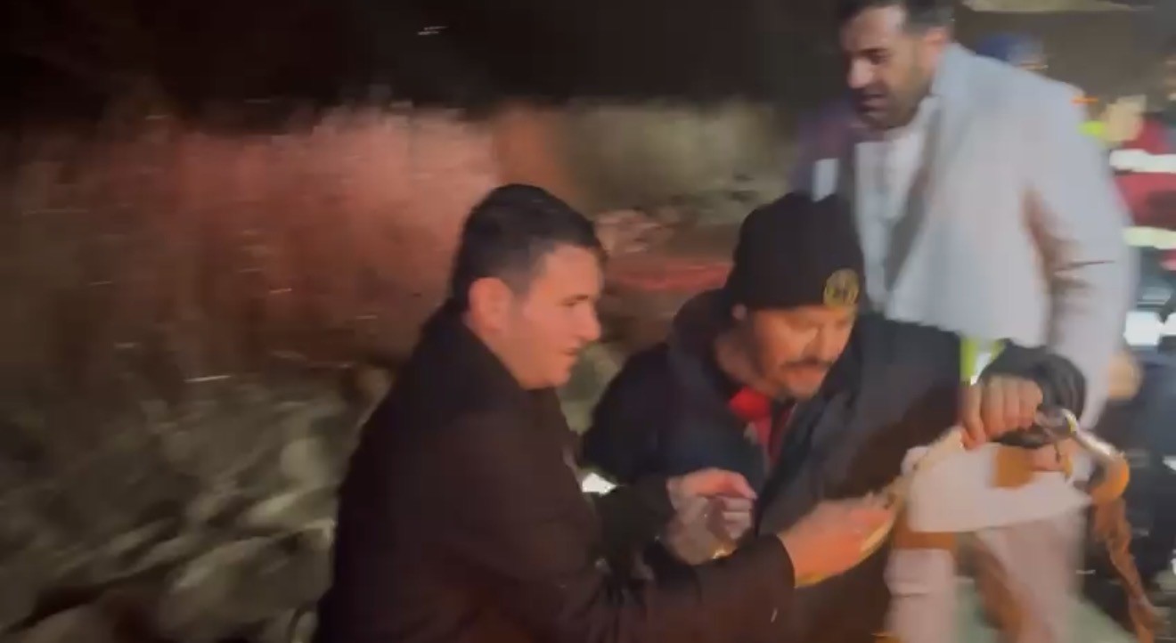 Adıyaman’da sele yakalanan araç suya gömüldü
