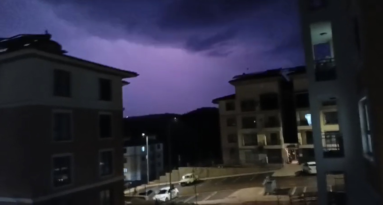 Adıyaman’da şimşekler geceyi aydınlattı
