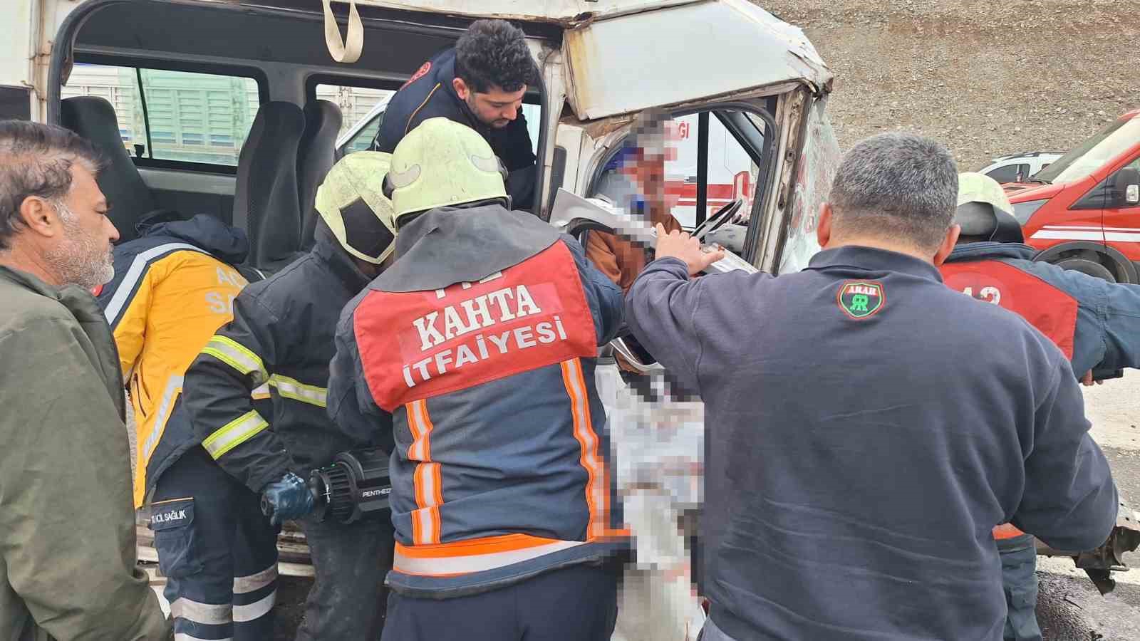 Adıyaman’da tır ile minibüs çarpıştı: 7 yaralı
