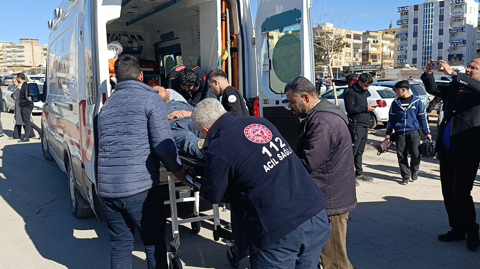 Adliye önünde boşanma kavgası: 2 yaralı
