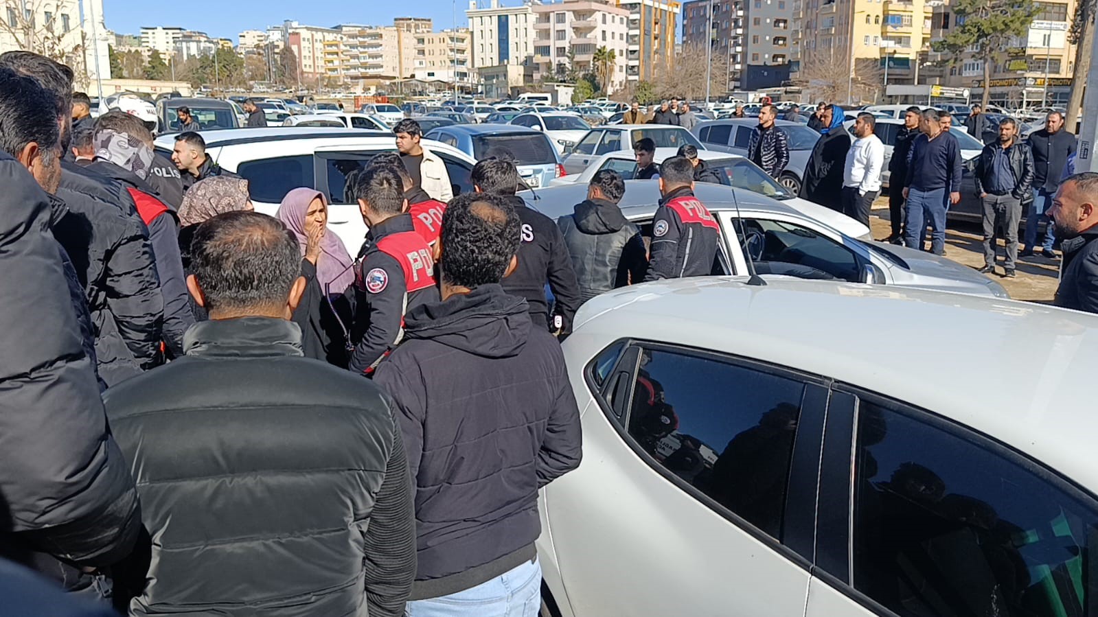 Adliye önünde boşanma kavgası: 2 yaralı
