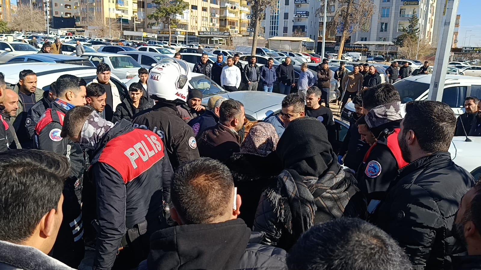 Adliye önünde boşanma kavgası: 2 yaralı
