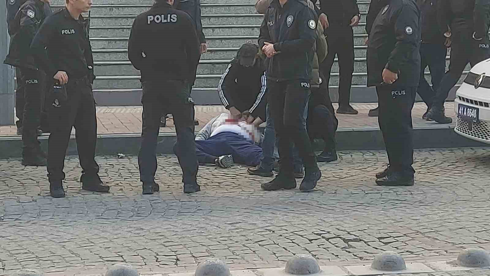 Adliye önünde kalbinden bıçaklanarak öldürülen Emrah’ın amcası konuştu
