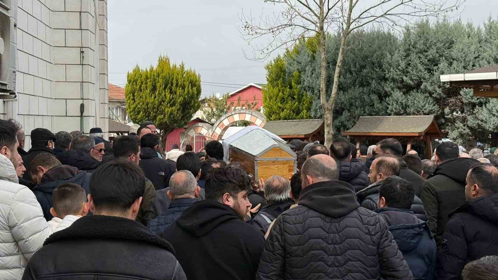 Adliye önünde kalbinden bıçaklanarak öldürülen Emrah’ın amcası konuştu
