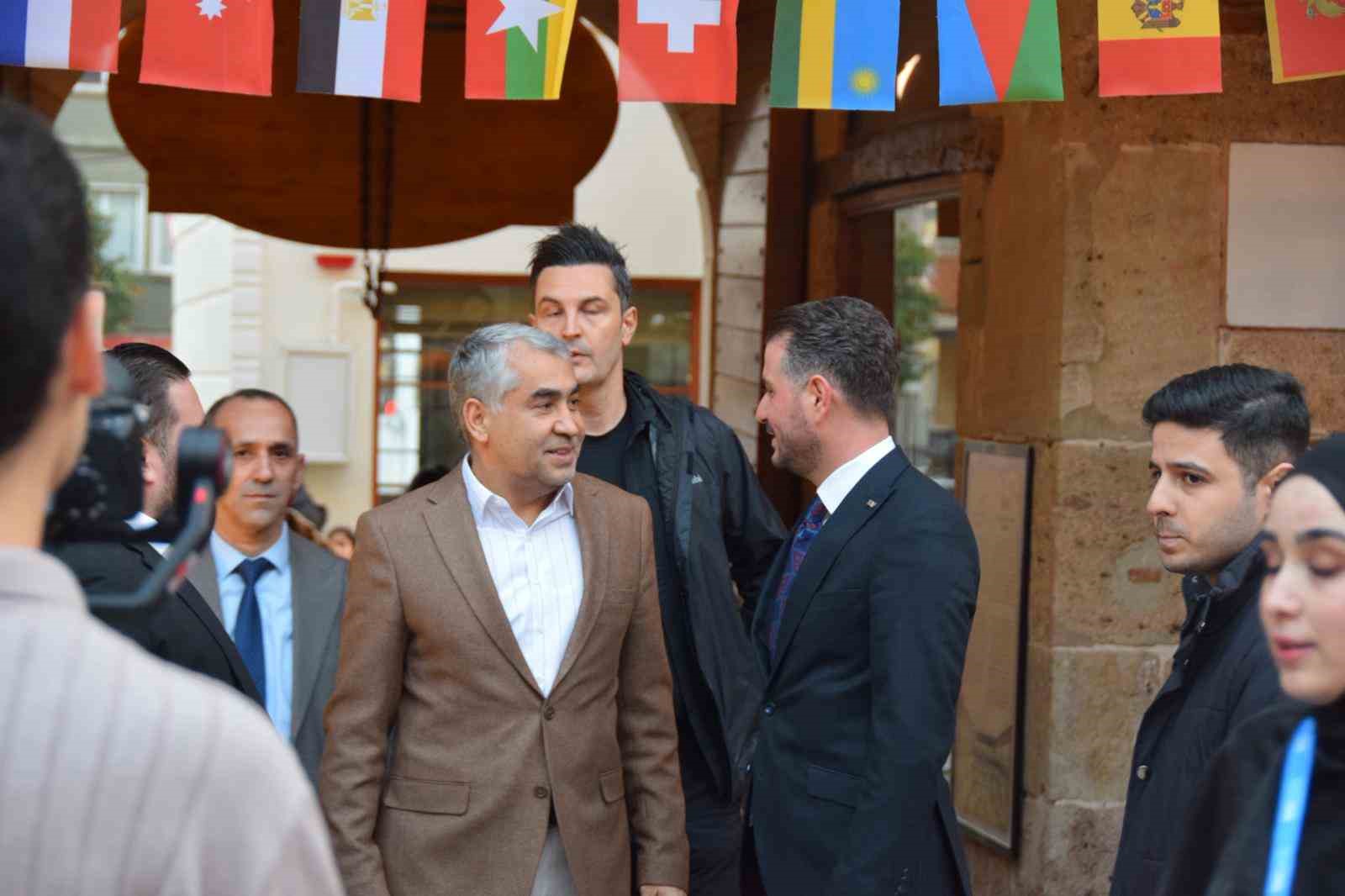 ADÜ Rektörü Kent, uluslararası öğrencilerin iftarına katıldı
ADÜ Rektörü Kent, uluslararası öğrencilerin iftarına katıldı