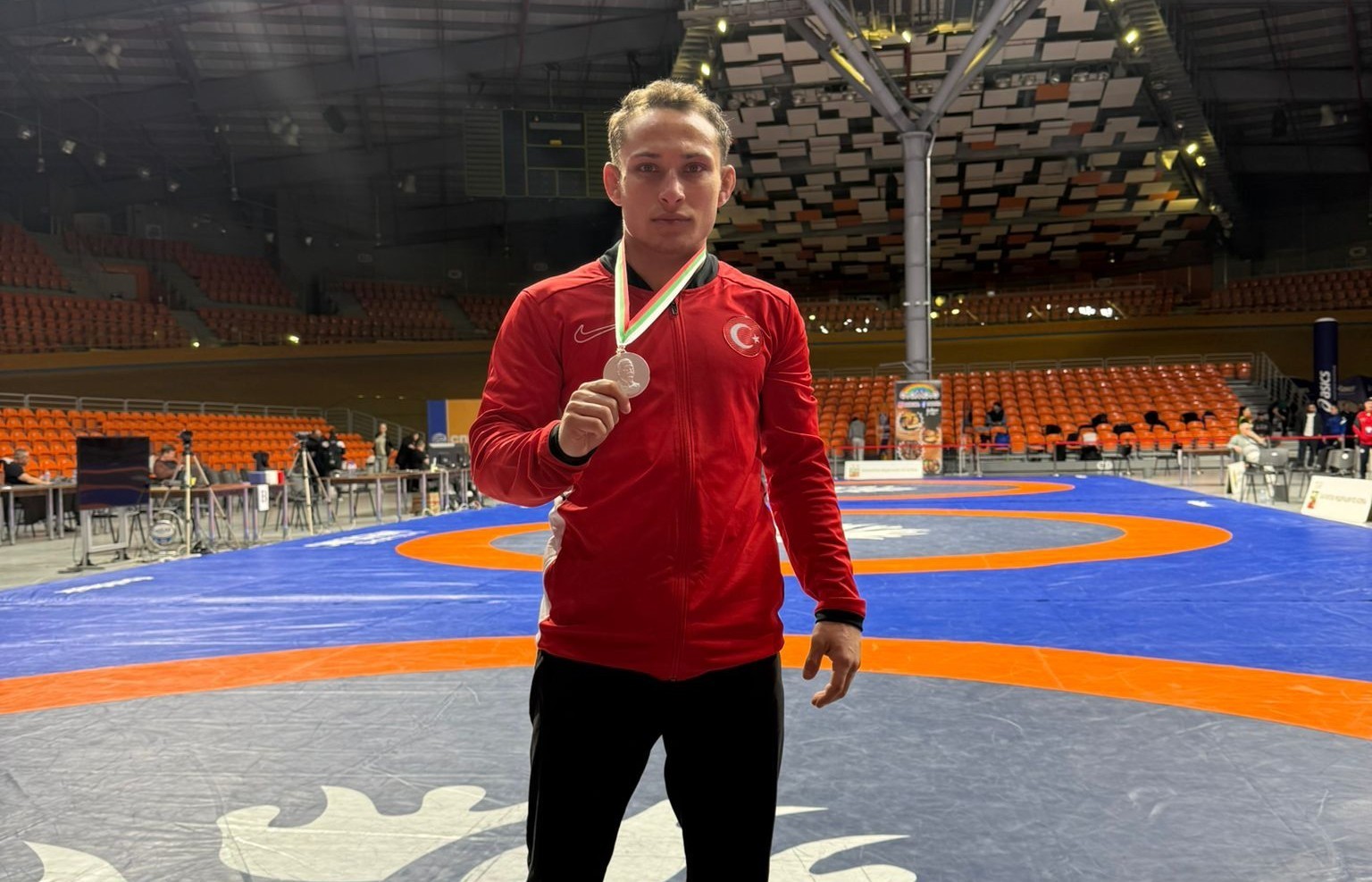 ADÜ’lü güreşçi uluslararası turnuvada gümüş madalya kazandı
ADÜ’lü güreşçi uluslararası turnuvada gümüş madalya kazandı