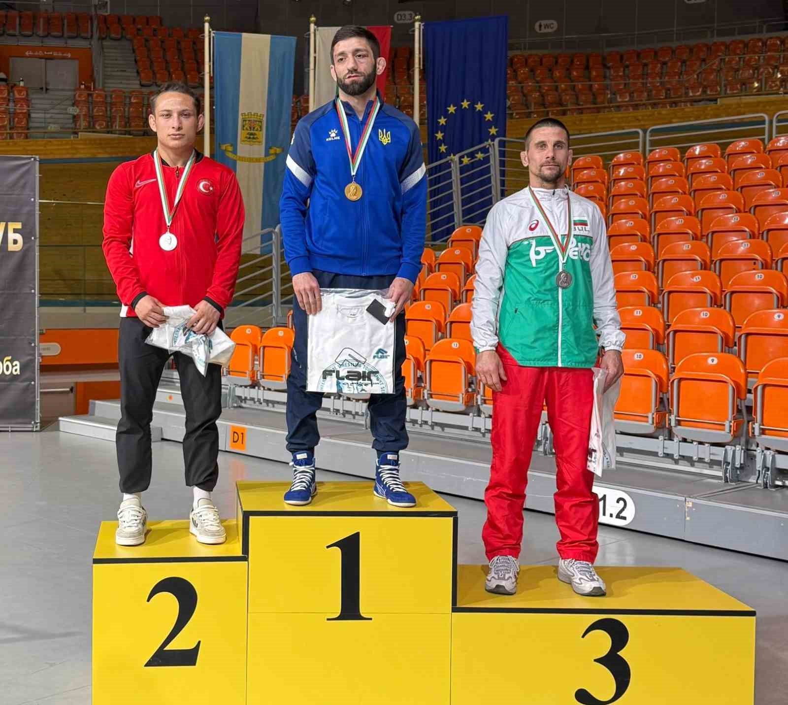 ADÜ’lü güreşçi uluslararası turnuvada gümüş madalya kazandı
ADÜ’lü güreşçi uluslararası turnuvada gümüş madalya kazandı