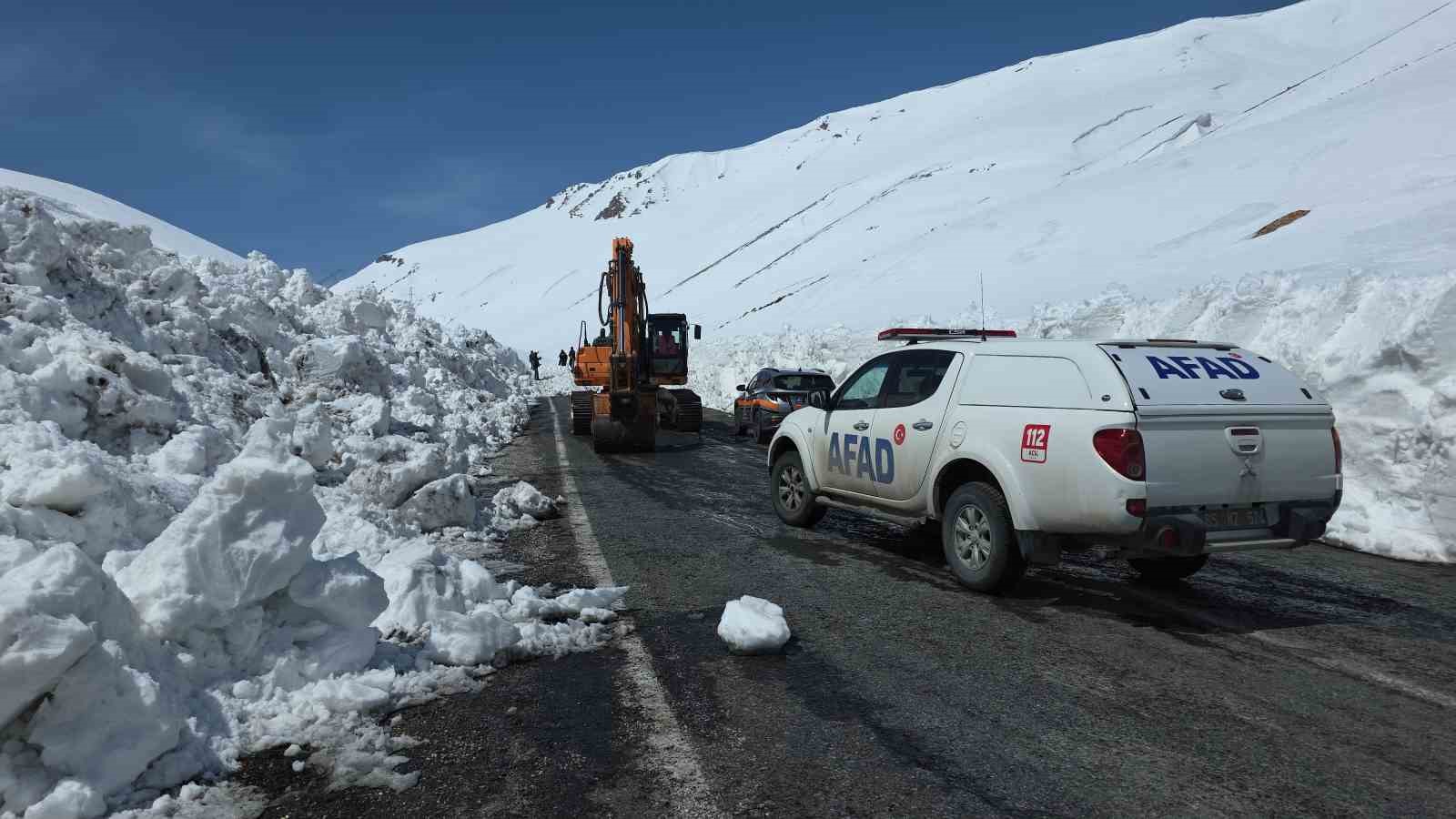 AFAD, Bahçesaray yolunda çığ incelemesi yaptı
