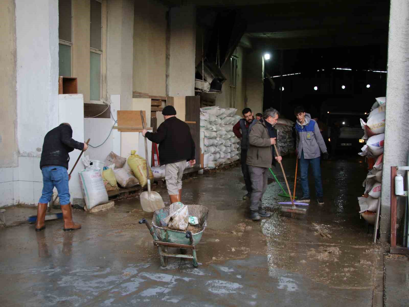 AFAD Başkanı Pehlivan: "(Uşak’taki taşkınlar) Şu an itibarıyla yaklaşık 100 araç, 150 personel görev yapıyor"
