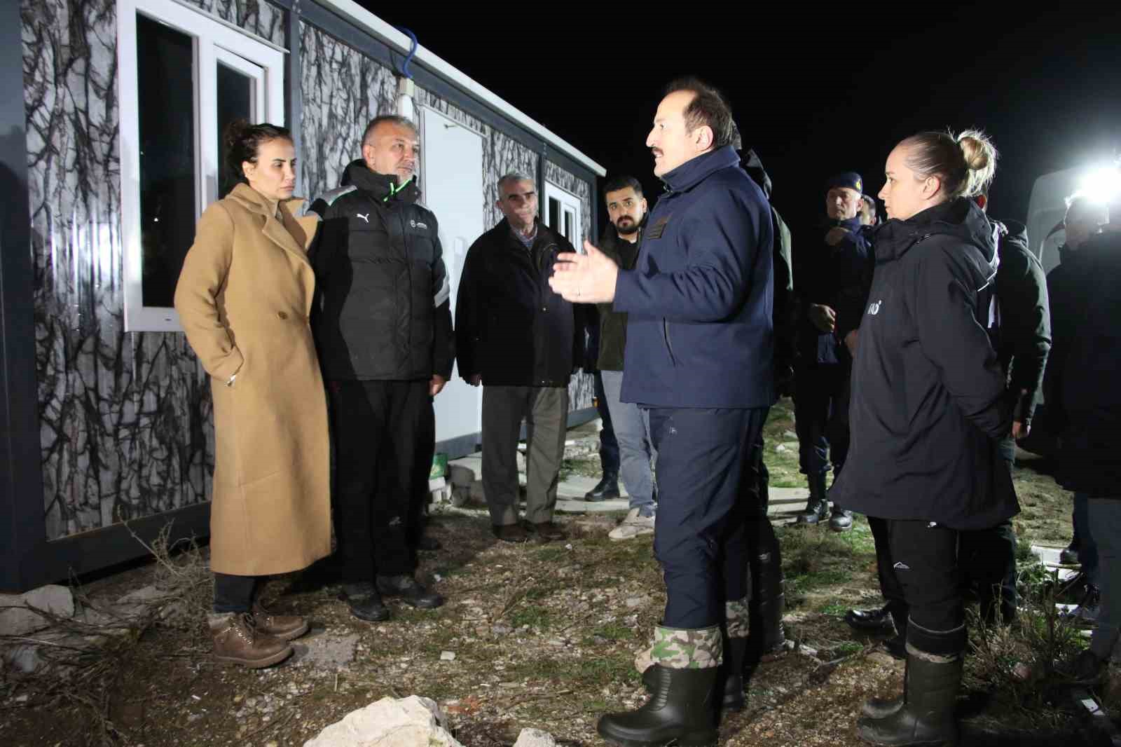 AFAD Başkanı Pehlivan: "(Uşak’taki taşkınlar) Şu an itibarıyla yaklaşık 100 araç, 150 personel görev yapıyor"
