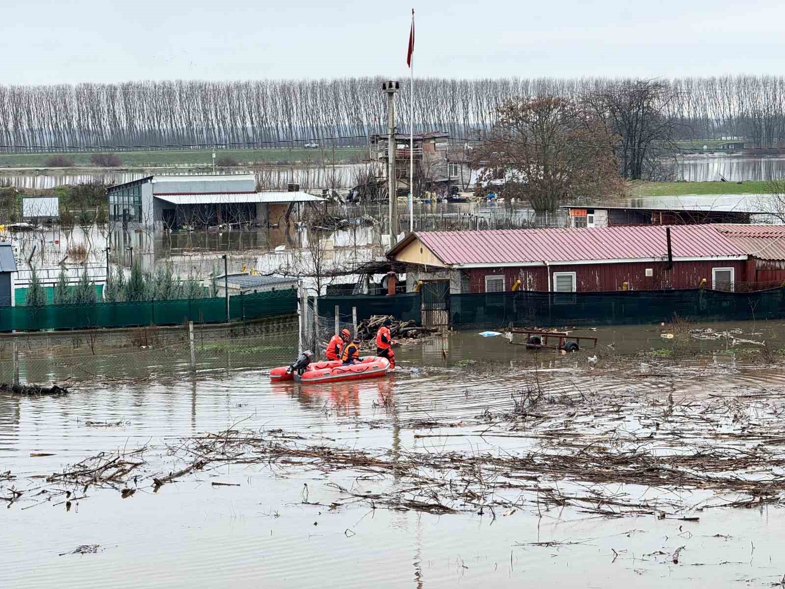 AFAD mahsur kalan hayvanları tahliye ediyor
