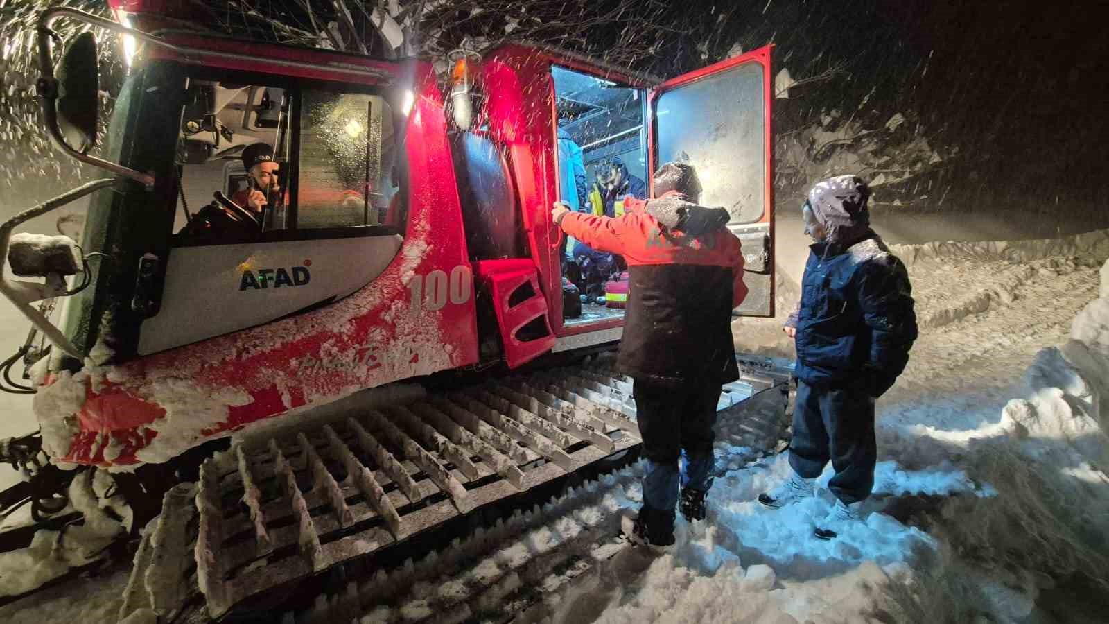 AFAD ve UMKE ekipleri kar sebebiyle yolu kapanan köydeki hasta için seferber oldu

