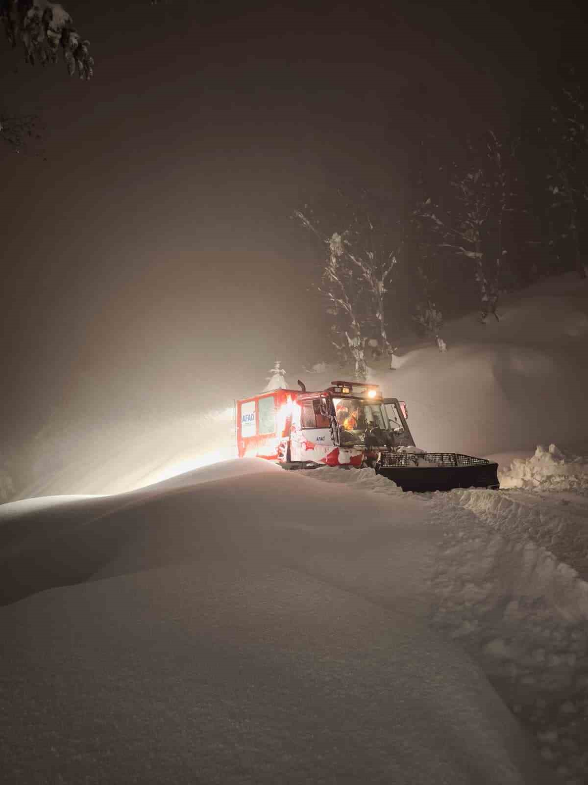 AFAD ve UMKE ekipleri kar sebebiyle yolu kapanan köydeki hasta için seferber oldu
