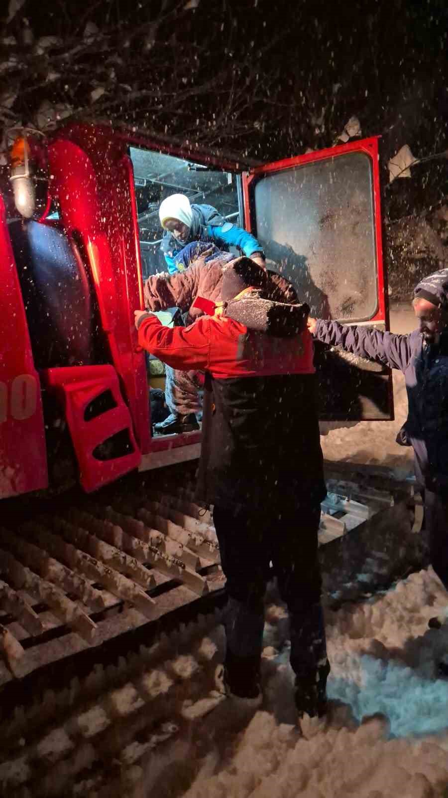 AFAD ve UMKE ekipleri kar sebebiyle yolu kapanan köydeki hasta için seferber oldu
