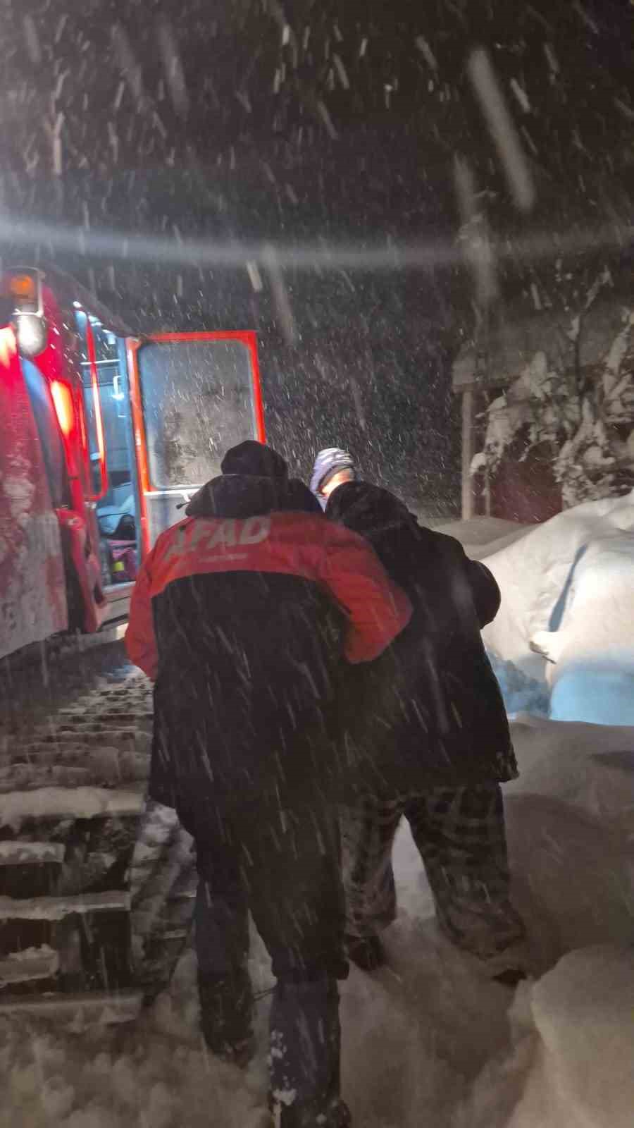 AFAD ve UMKE ekipleri kar sebebiyle yolu kapanan köydeki hasta için seferber oldu
