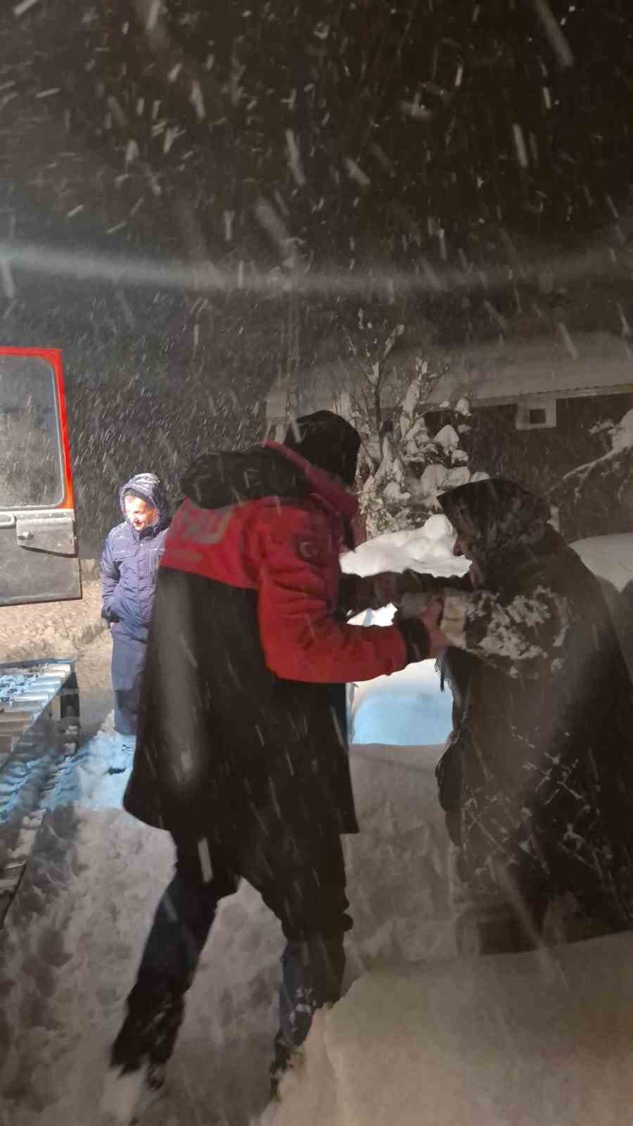 AFAD ve UMKE ekipleri kar sebebiyle yolu kapanan köydeki hasta için seferber oldu
