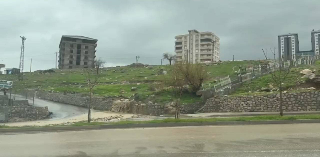 Afetin ortasında tehlikeli oyun: Çocuklar sel sularında oynadı
