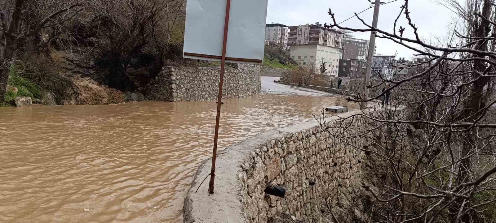 Afetin ortasında tehlikeli oyun: Çocuklar sel sularında oynadı
