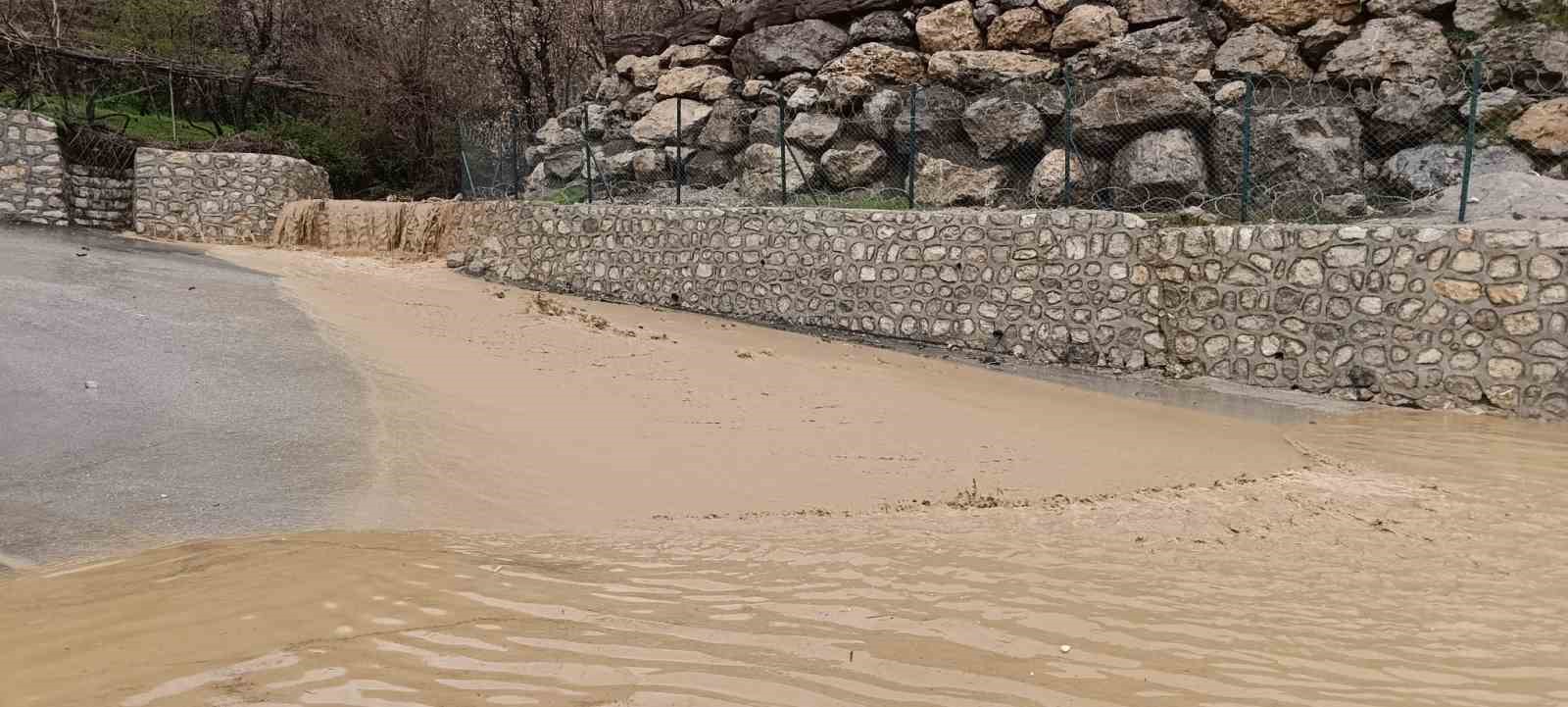 Afetin ortasında tehlikeli oyun: Çocuklar sel sularında oynadı
