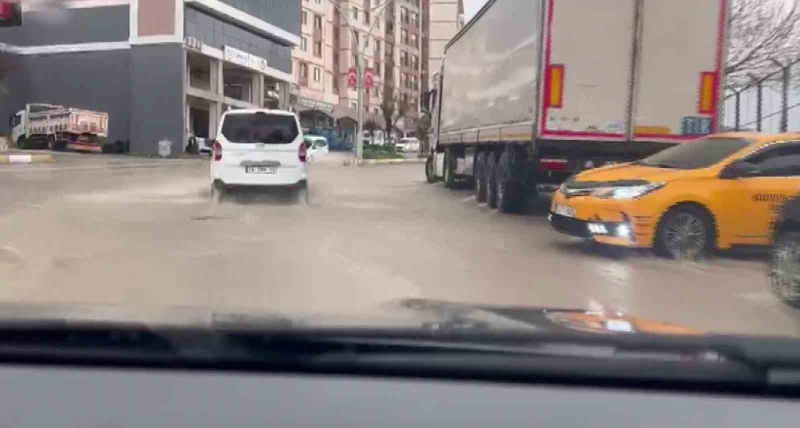 Afetin ortasında tehlikeli oyun: Çocuklar sel sularında oynadı
