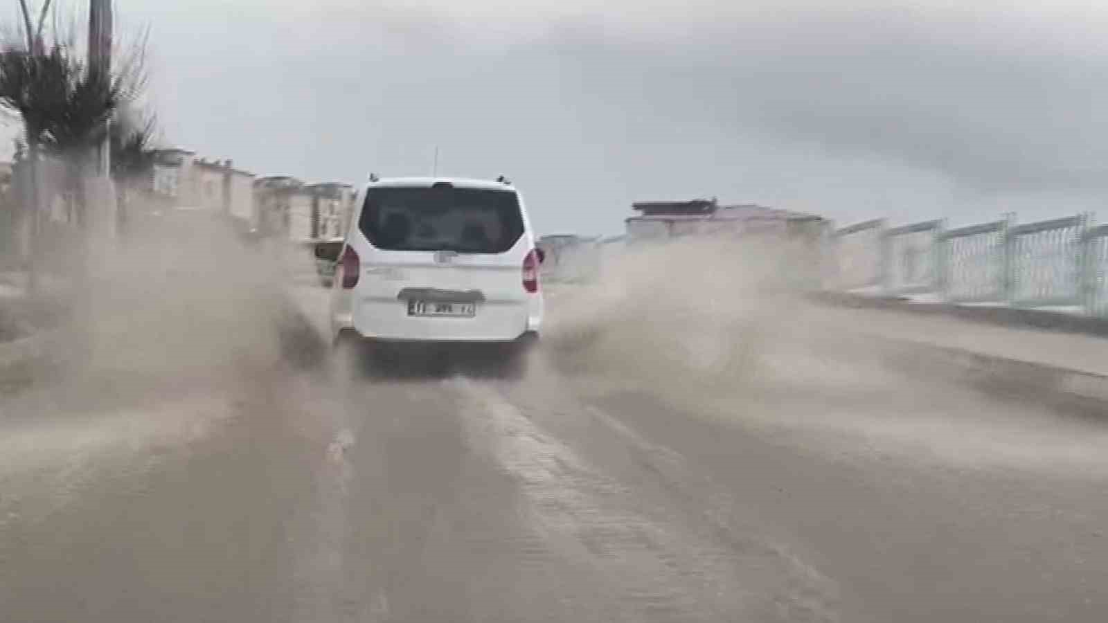 Afetin ortasında tehlikeli oyun: Çocuklar sel sularında oynadı
