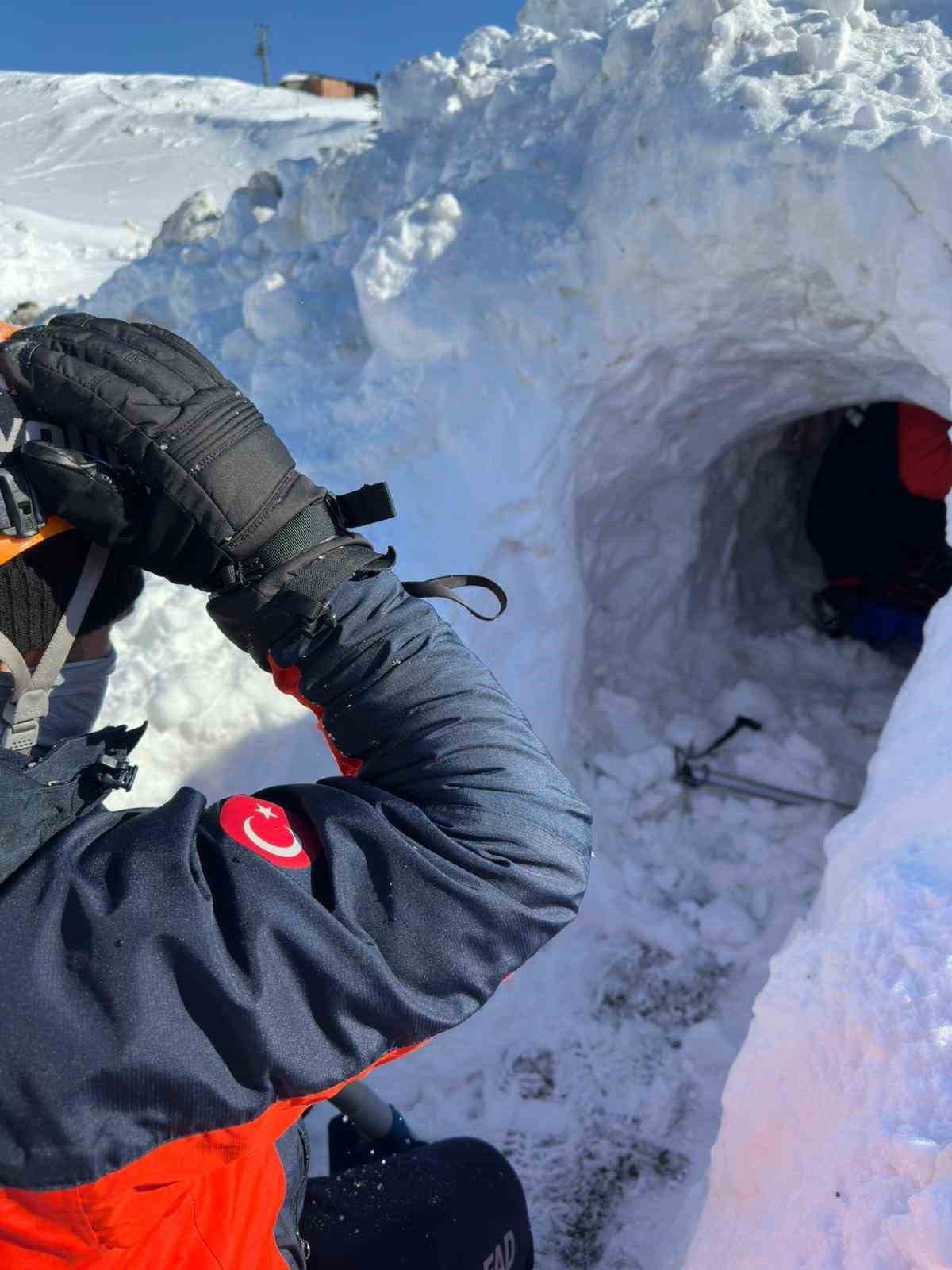Afetlerin kahramanları, çığ tatbikatı yaptı
