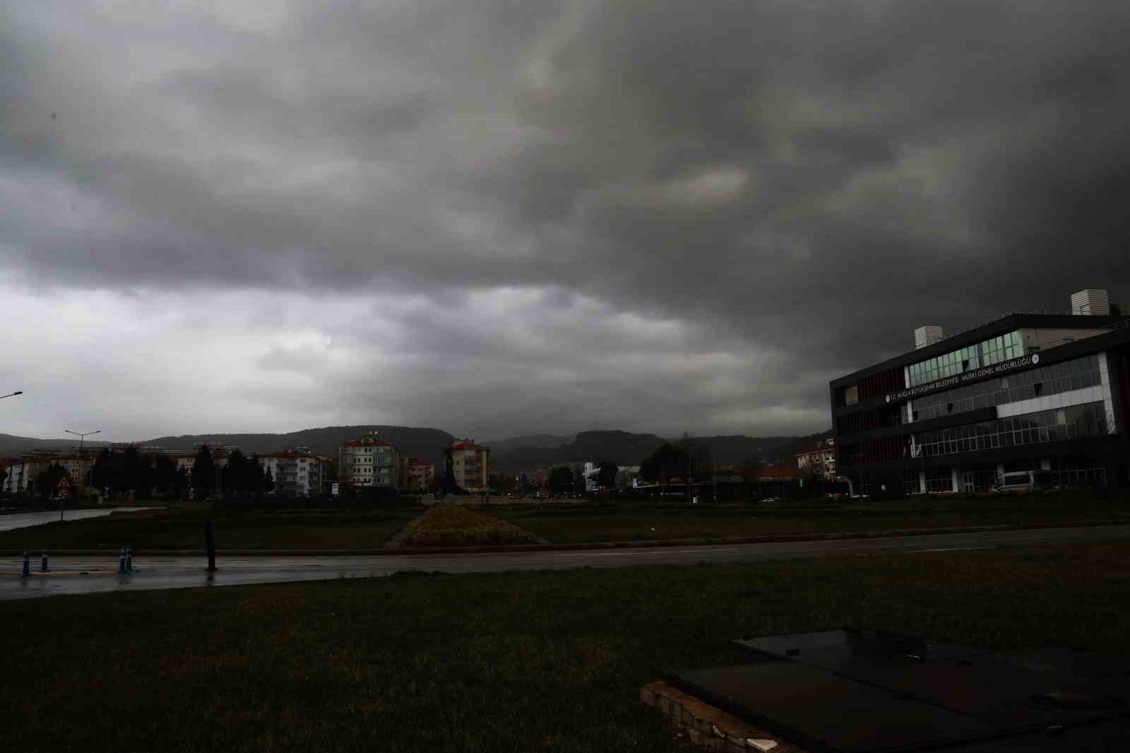 Afrika toz bulutu Muğla semalarını siyaha bürüdü
