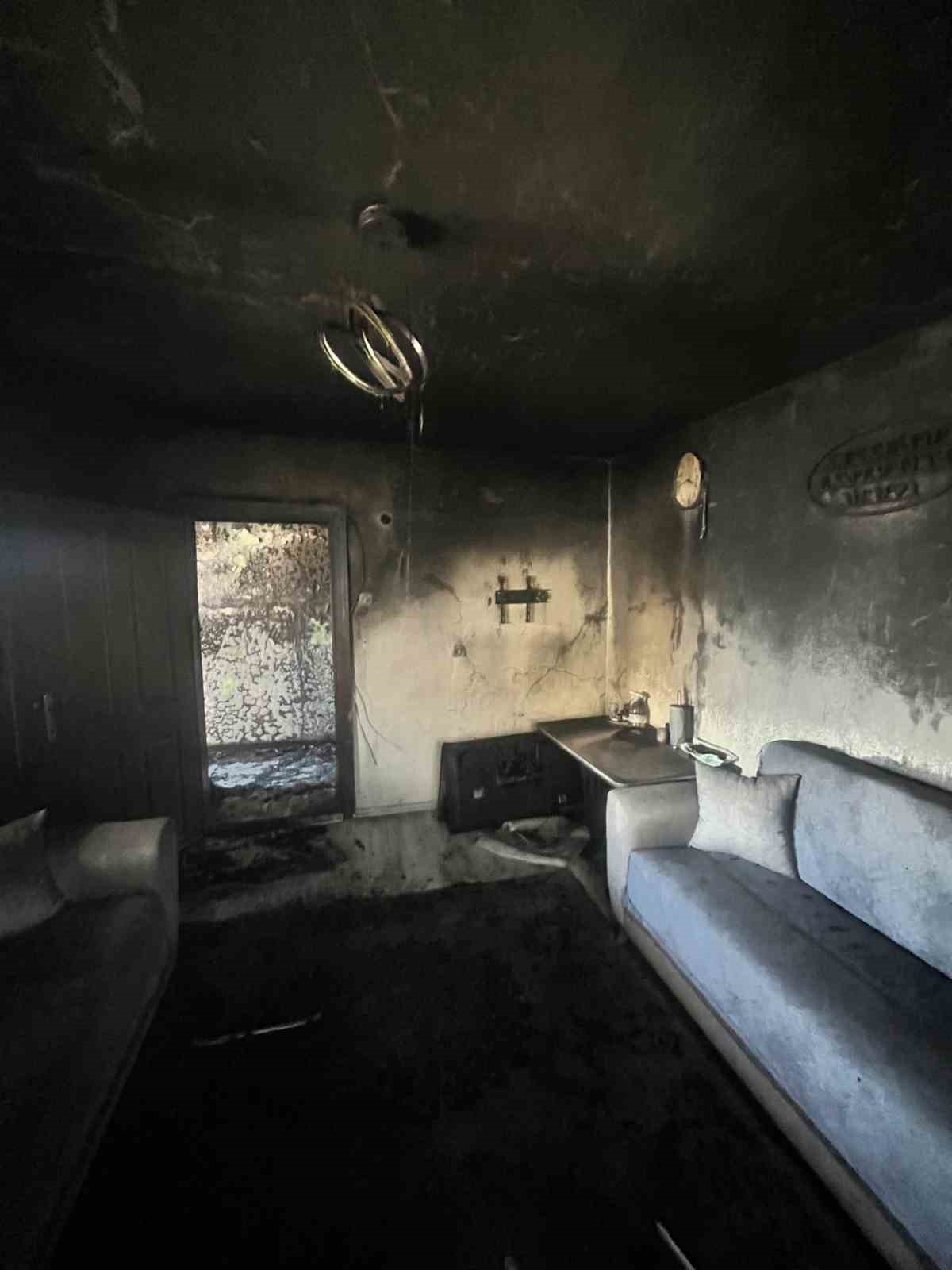 Afşin’de ev yangını: 4 kişi dumandan etkilendi
