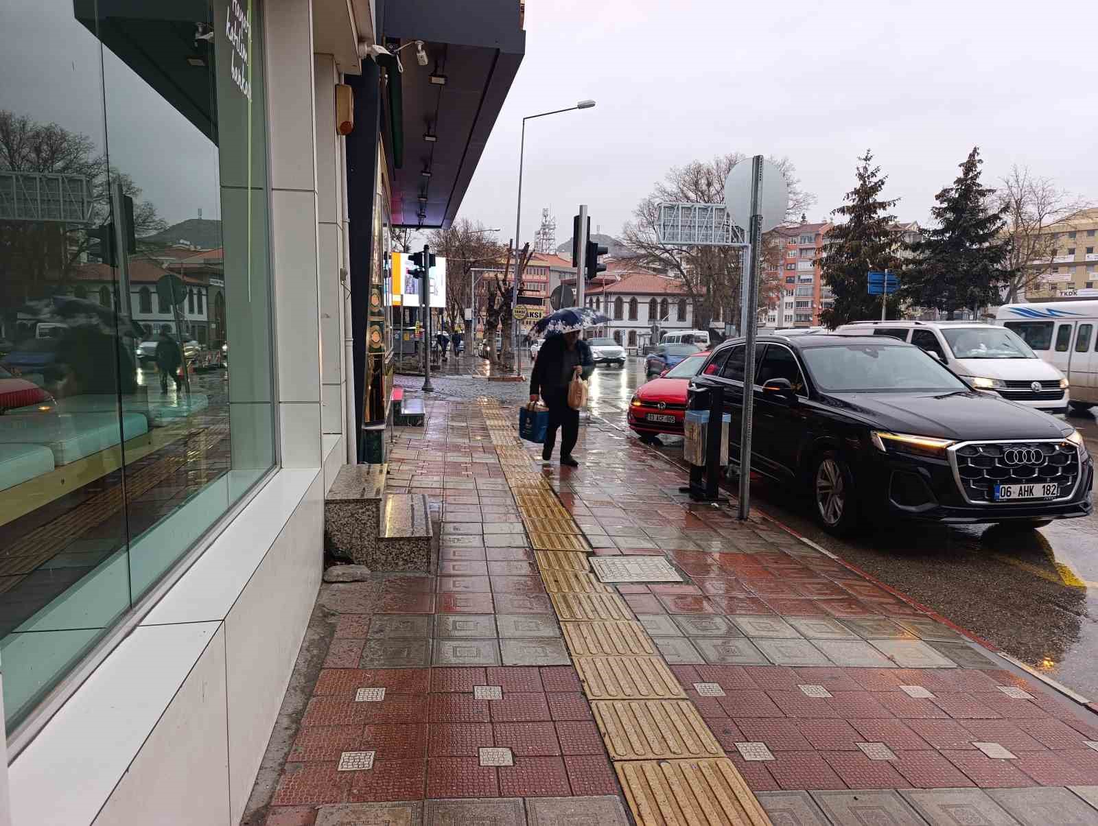 Afyonkarahisar yeni güne yağışlı hava ile başladı
