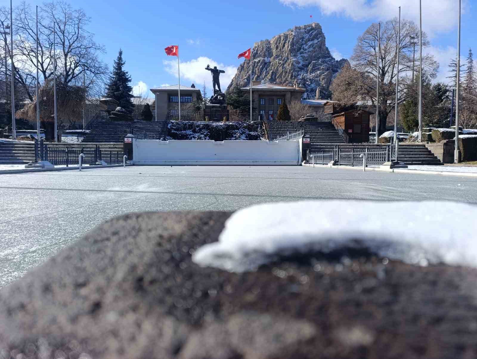 Afyonkarahisar yılın ilk gününe dondurucu soğukla başladı
