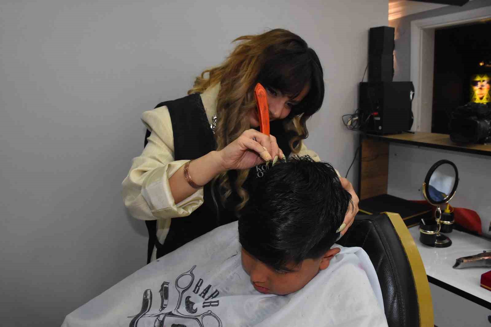 Afyonkarahisar’da erkek berberi kadın, üç yıldır müşterilerine hizmet veriyor
Afyonkarahisar’da erkek berberi kadın, üç yıldır müşterilerine hizmet veriyor