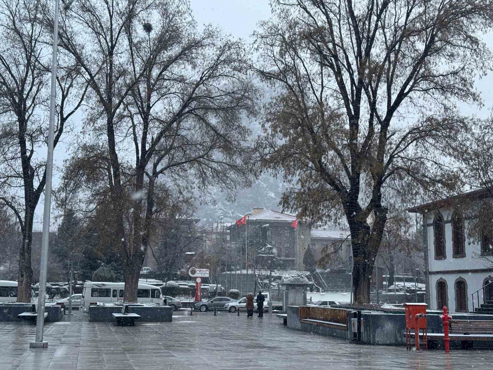 Afyonkarahisar’da kar yağışı etkili oldu
