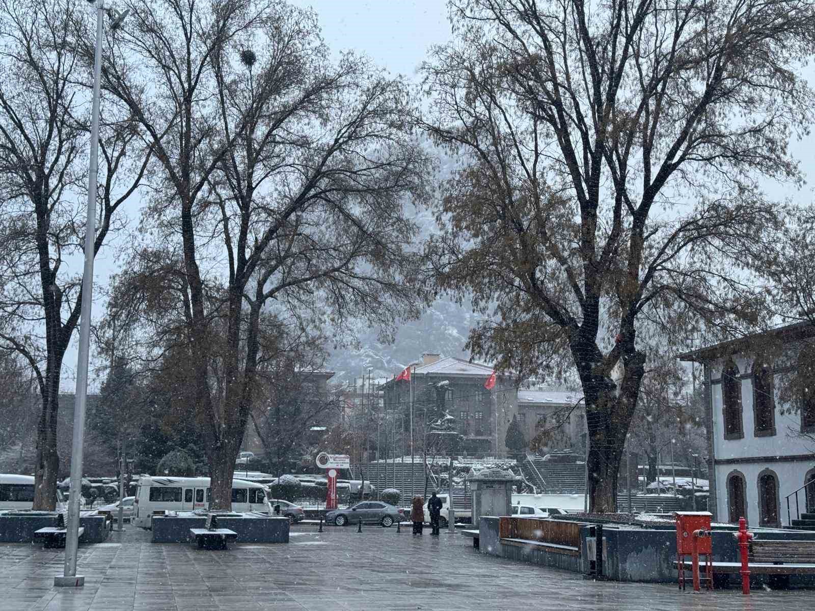 Afyonkarahisar’da kar yağışı etkili oldu
